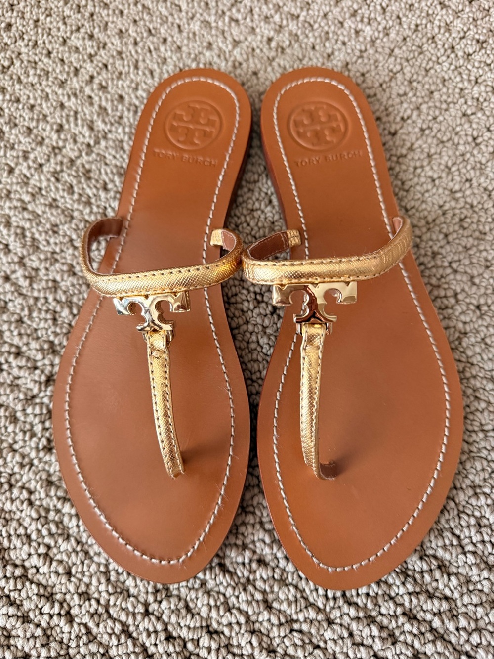 Tory Burch Gold T Metallic Gold Leather Thong Sandals with Tan Footbed Size 7.5 - Picture 4 of 8